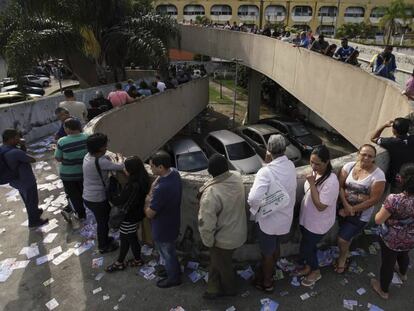 Cidadãos fazem fila para votar na favela da Rocinha, no Rio de Janeiro. 