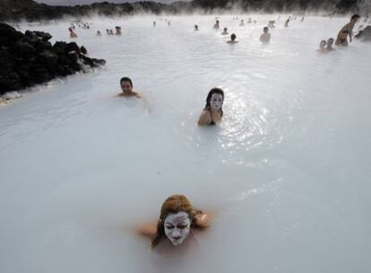 Bañistas en las aguas termales de la Laguna Azul, en las cercanías de Reikiavik, el pasado mes de abril.