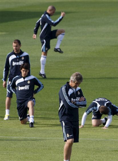 Manuel Pellegrini, cabizbajo durante el entrenamiento.