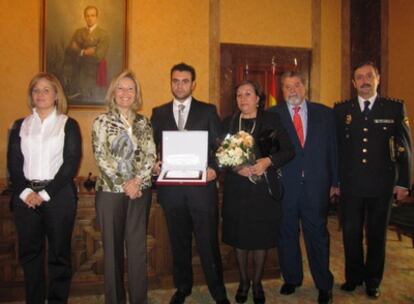 Jorge Vicente Sánchez Blanco recibe una placa de la delegada del Gobierno en Madrid.