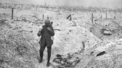 Um soldado francês sustentando um crânio humano.