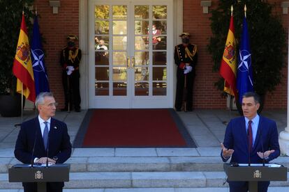 El presidente del Gobierno, Pedro Sánchez (a la derecha), durante una rueda de prensa junto al secretario general de la OTAN, Jens Stoltenberg, tras su reunión en octubre en La Moncloa.