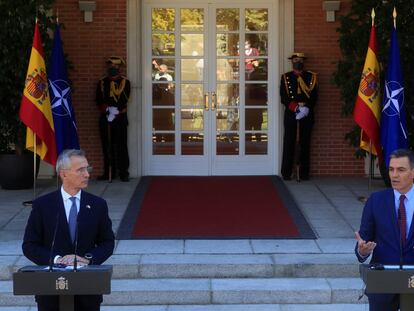 El presidente del Gobierno, Pedro Sánchez (a la derecha), durante una rueda de prensa junto al secretario general de la OTAN, Jens Stoltenberg, tras su reunión en octubre en La Moncloa.