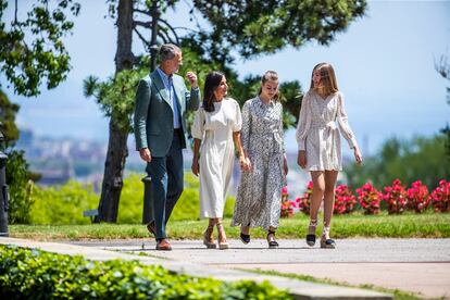 Los Reyes y sus hijas, Leonor, princesa de Asturias, y la infanta Sofía, en julio en Barcelona.