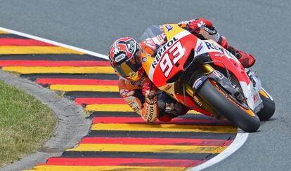 Marc Márquez roza con el codo en una de las curvas del circuito de Sachsenring, en Alemania, el pasado julio.