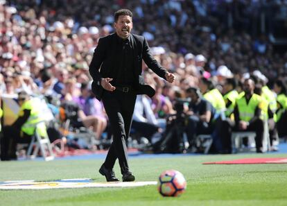 Diego Simeone, entrenador del Atlético de Madrid, da instrucciones a sus jugadores durante el partido.