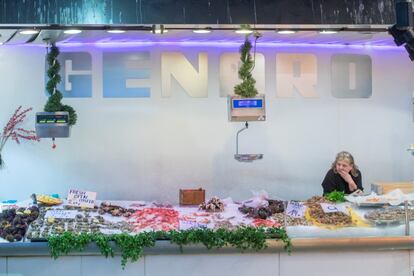 Las pescaderías de la Boqueria nunca habían tenido este aspecto despoblado un viernes por la mañana.