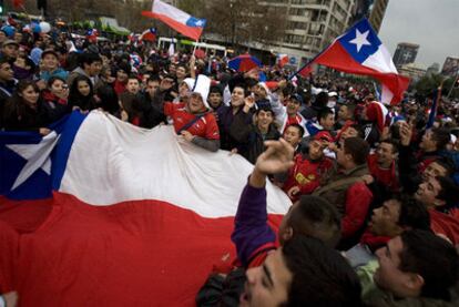 Miles de chilenos celebran la victoria en Santiago.