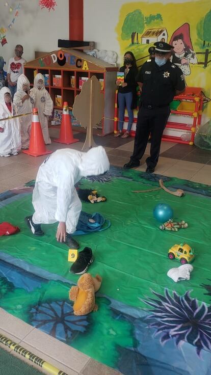 perito da capacitación a unos niños durante un curso de verano en Fresnillo Zacatecas