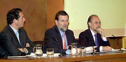 José María Michavila, Mariano Rajoy y Cristóbal Montoro, durante la rueda de prensa posterior al Consejo de Ministros.