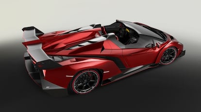 Con un precio de 3,3 millones de euros sin incluir impuestos, el nuevo Lamborghini Veneno Roadster es el automóvil más caro del mercado. El coste se justifica sobre todo por su exclusividad, ya que se fabricarán un máximo de nueve unidades.