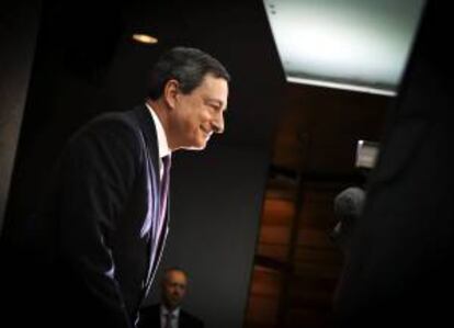 El presidente del Banco Central Europeo, Mario Draghi, asiste ayer a una rueda de prensa en Frncfort, Alemania.