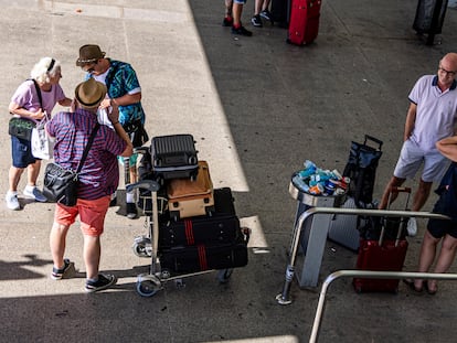 Turistas en el Aeropuerto de Son San Joan (Palma).