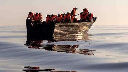 Migrantes con salvavidas del barco de rescate humanitario Ocean Viking, al sur de la isla italiana de Lampedusa, el 27 de agosto.