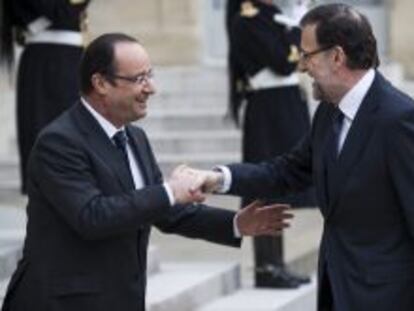 El presidente franc&eacute;s Fran&ccedil;ois Hollande (izda) recibe al presidente del Gobierno espa&ntilde;ol, Mariano Rajoy.