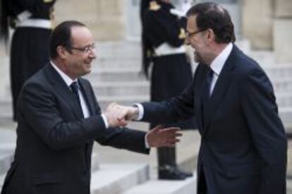 El presidente francés François Hollande (izda) recibe al presidente del Gobierno español, Mariano Rajoy.