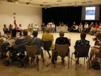 La primera reuni&oacute;n celebrada con los vecinos de Ul&iacute;a en la Casa de Cultura de Okendo el pasado 5 de octubre.