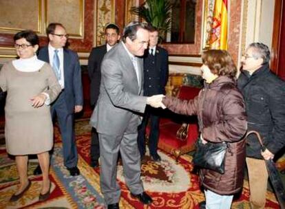 El presidente del Congreso, José Bono, ha saludado esta mañana a los ciudadanos que han acudido a la jornada de puertas abiertas.