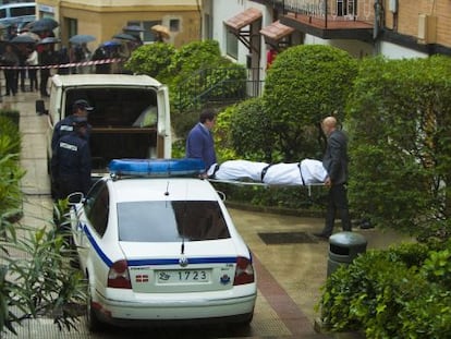 Empleados de la funeraria retiran el cadáver de la mujer fallecida en Llodio.