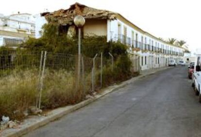 Quince años después de que se derrumbasen unas viviendas en la localidad onubense de Lepe, nadie parece dispuesto a solucionar un problema que ha hecho que trece familias de la localidad comprasen sus casas, las hayan pagado por completo y algunas jamás las hayan ocupado.