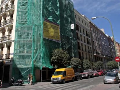 Obras en la fachada de un edificio de Madrid, en una imagen de archivo.