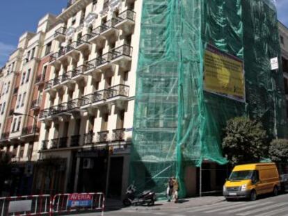 Obras en la fachada del edificio situado en la calle de Fernando el Cat&oacute;lico, 76, en Madrid.