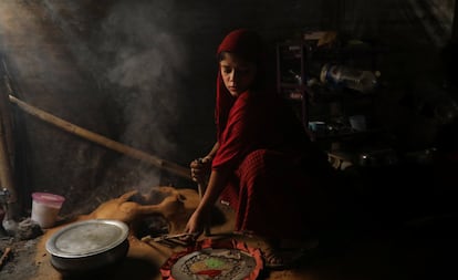 Una chica cocina en el campo de refugiados de Kutupalong, cerca de Cox's Bazar (Bangladés).