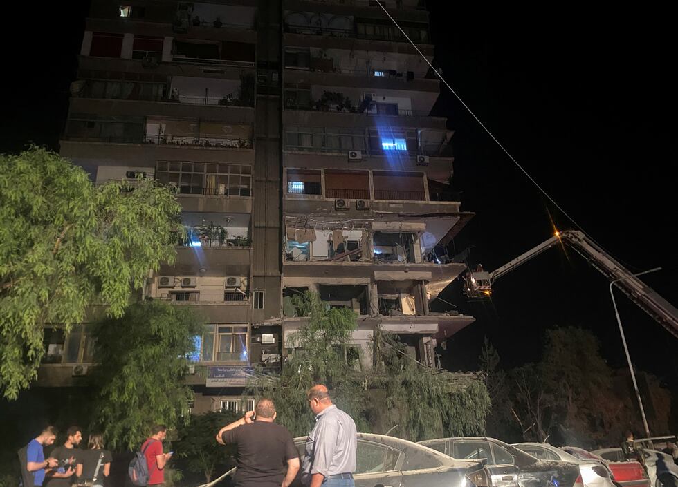 Estado del edificio bombardeado por Israel este martes en Damasco (Siria)