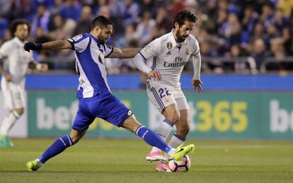 Florin Andone (izquierda) presiona a Isco.