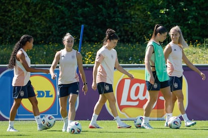 Las jugadoras de la selección española de fútbol durante el entrenamiento previo al encuentro de cuartos de la Eurocopa ante Suiza.