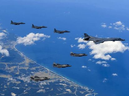 Caça bombardeiros norte-americanos no sábado, em missão pela costa da península coreana.
