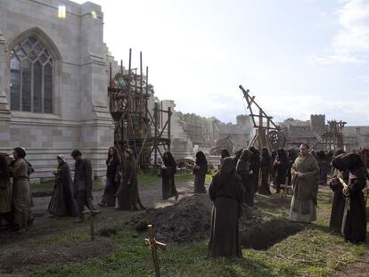 Fotograma de la miniserie <i>Los pilares de la Tierra.</i>