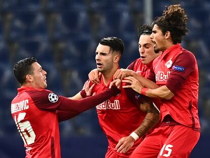 Dominik Szoboszlai, en el centro, es felicitado por sus compañeros tras marcarle un gol al Lokomotiv de Moscú en la primera jornada de la fase de grupos de la Liga de Campeones.  / (AFP)