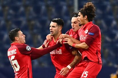 Dominik Szoboszlai, en el centro, es felicitado por sus compañeros tras marcarle un gol al Lokomotiv de Moscú en la primera jornada de la fase de grupos de la Liga de Campeones.  / (AFP)