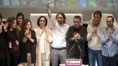 El líder de Podemos, Pablo Iglesias (c), junto a los miembros de su equipo, Tania González (i), Carolina Bescansa (2ªi), Íñigo Errejón (d) y Juan Carlos Monedero (2ºd), en una imagen de archivo.