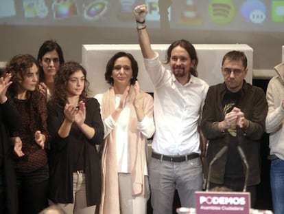 El l&iacute;der de Podemos, Pablo Iglesias (c), junto a los miembros de su equipo, Tania Gonz&aacute;lez (i), Carolina Bescansa (2&ordf;i), &Iacute;&ntilde;igo Errej&oacute;n (d) y Juan Carlos Monedero (2&ordm;d), en una imagen de archivo.