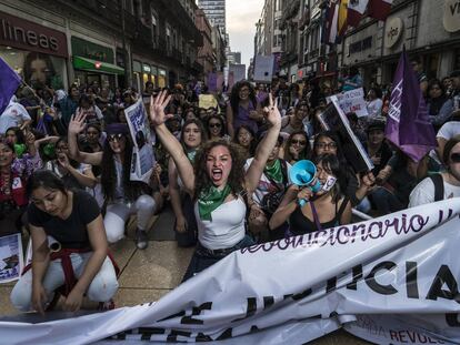 Miles de mujeres se manifiestan en Ciudad de México