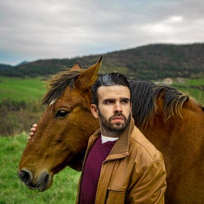 Daniel Mayrit emula una sesin de fotos de Santiago Abascal con su caballo. | 