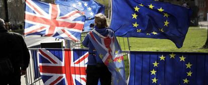 Un manifestante proBrexit, junto a otro contrario al Brexit, ayer en Londres.