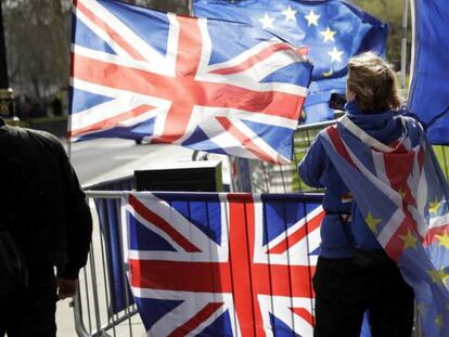 Un manifestante proBrexit, junto a otro contrario al Brexit, ayer en Londres.