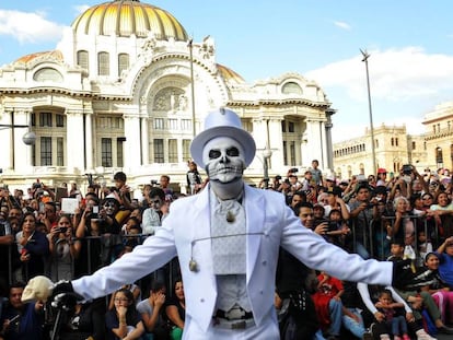 Un hombre celebra el desfile del Día de Muertos inspirado en la película Spectre protagonizada por James Bond