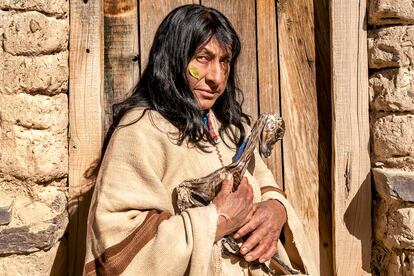  La granjera y curandera Dominga Lamas, con un feto de llama disecado, antes de un ritual.