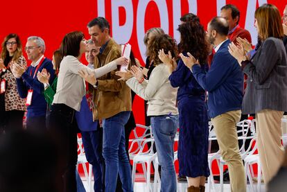 La ministra de Ciencia y Universidades, Diana Moran, saluda al presidente del Gobierno, Pedro Sánchez, tras su intervención.