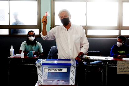 El candidato José Antonio Kast emitió su voto en una escuela de Paine, Chile 