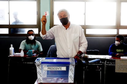 El candidato José Antonio Kast emitió su voto en una escuela de Paine, Chile