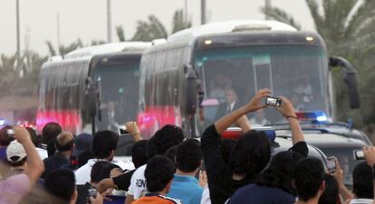 El Real Madrid aterrizó ayer en Kuwait City, donde le aguardaban cientos de fans entusiastas. En la imagen, varias decenas esperan la llegada del autobús del equipo.