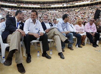 Camps, Rajoy, Mayor Oreja y Fabra, durante el mitin en la Plaza de Toros de Valencia.