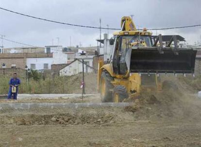La excavadora en la zona donde los vecinos creen que se encuentra una fosa común de fusilados.