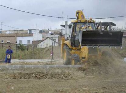 La excavadora en la zona donde los vecinos creen  que se encuentra una fosa común de fusilados.