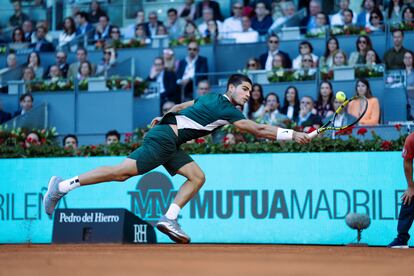 Carlos Alcaraz devuelve una pelota a Zverev, en una jugada del partido.